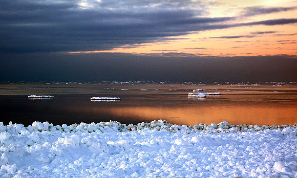 EVENING LAKE MICHIGAN WINTER